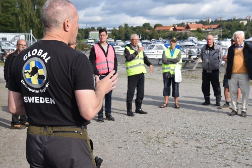 Dykledaren Per från Rena Botten om de säkerhetsregler som gäller under dagen.