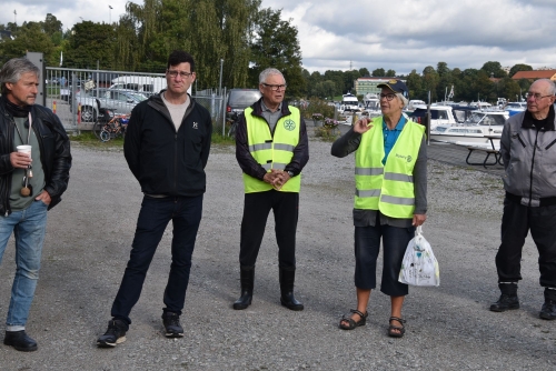 Birgitta Schwinn och Benkt Kullgard från klubben tillsammans med Jonas Riedel, ordförande i Sollentuna kommuns miljö- och klimatnämnd och även ordförande i Edsviken vattensamverkan