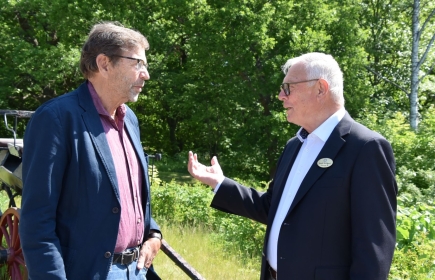 Guiderna Magnus Ramstrand och Benkt Kullgard lotsade 75 nyfikna runt bland sevärdheter i parken.
Foto: Thorbjörn Lindskog