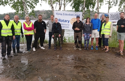 Rotarymedlemmar i gula västar och dykare vid Segeludden. (Foto: Hans Nyman)